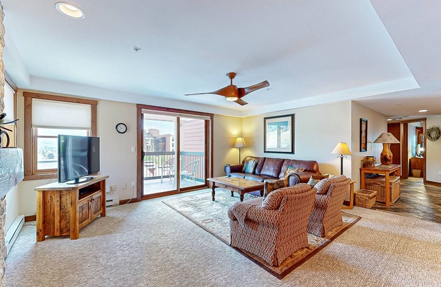 Exquisite & upscale ski-in/out slopeside condo w/shared hot tubs, pool, gym