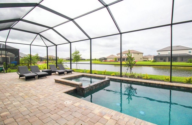 Exquisite waterfront 3BR pool home in Lorraine Lakes - Grand Getaway