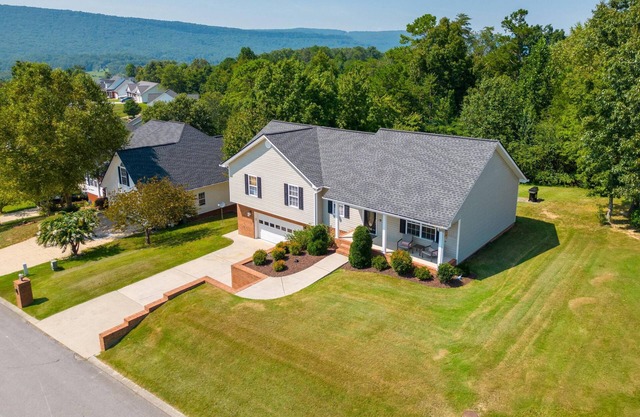 Peaceful & Countryside Family Home-15 min Chattanooga - Screened in Porch with gas firepit