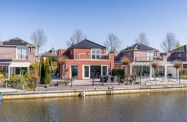Maison de digue très spacieuse, construite en 2017 et terminée avec une belle terrasse.