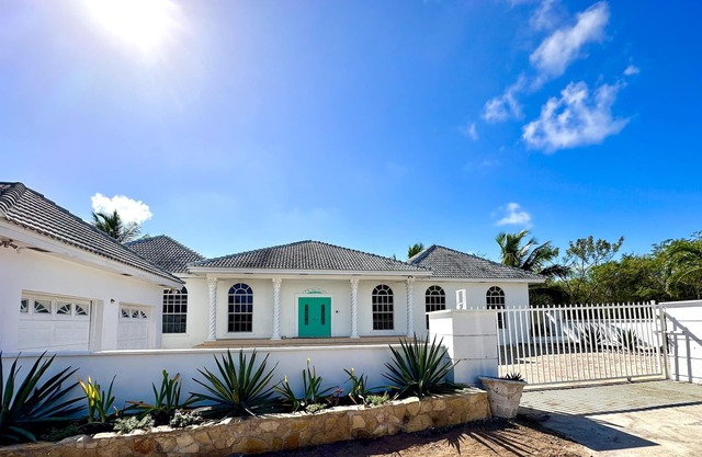 Exuma Luxury Ocean VIew 5bd 4ba house with pool, boat, & vehicle
