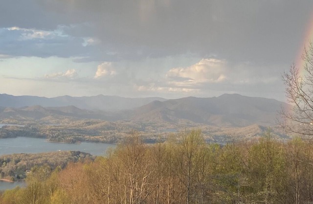 «Eye Candy» Vue imprenable sur la montagne et le lac! Jacuzzi