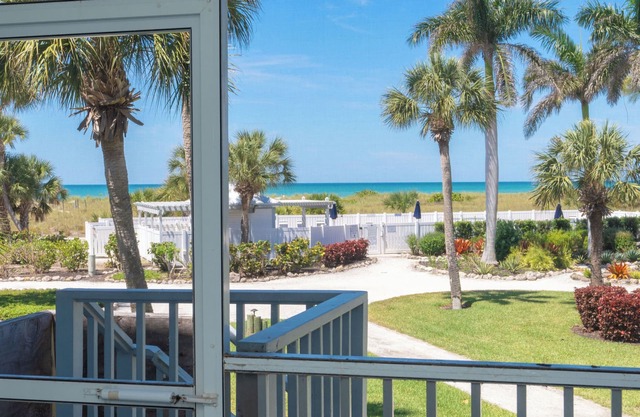 Attirant les yeux deux belles chambres près de la piscine avec une belle vue sur le golfe aussi! B3313B