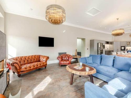 Eye Mouth Luxury Stays