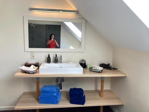 F1 Circuit 2Min 2 Rooms Stay