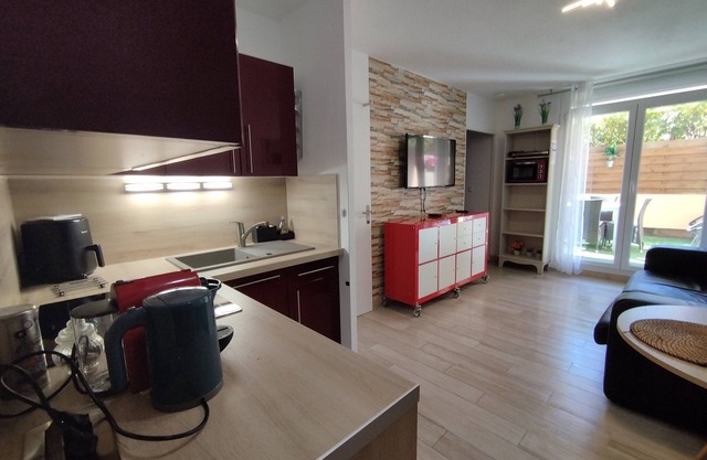 F2 centre ville calme garage clim 150 m plage et commerce