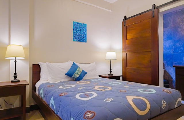Cozy Studio with Queen Bed (F6)