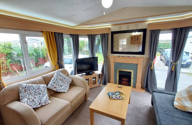 Fab 2 bedroom caravan sleeps 6 close to the beach