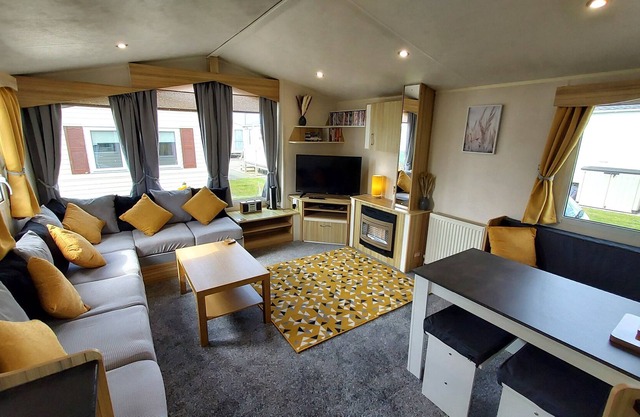 Fab 3 bedroom caravan sleeps 8 close to the beach