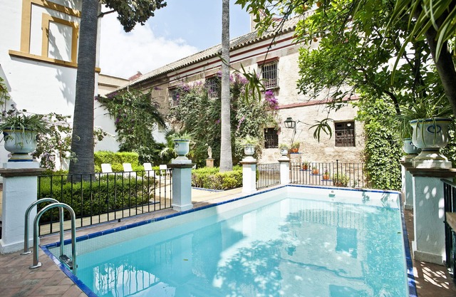 FAB CHATEAU DERRIÈRE LA CATHÉDRALE ENTIÈREMENT PROPRIÉTÉ AVEC JARDIN ET PISCINE