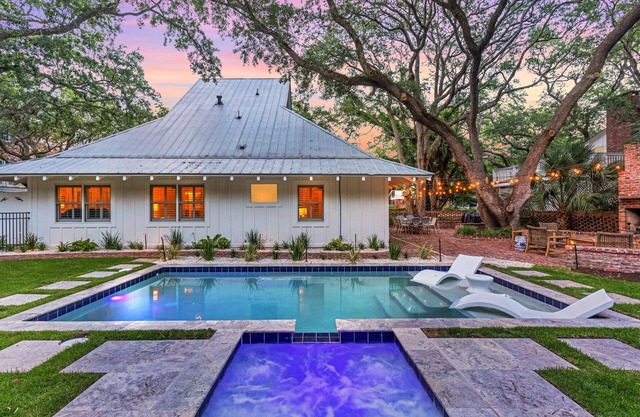 FAB East Beach Cottage, Pets, Pool & Spa; 30 Sec to the BEACH! 6 seat golf cart!