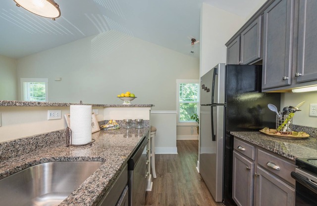 Fab NY Style Townhome 5 min to downtown Asheville 1 car garage!Ski Hike Bike!