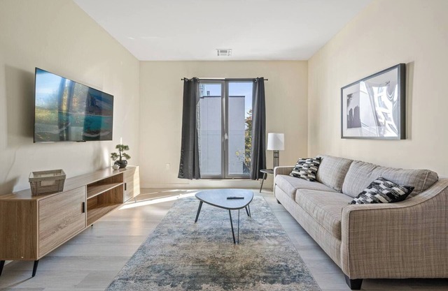 Fabulous 2BR ! Free Parking ! 30 Min to NYC !