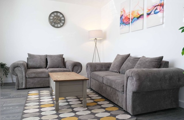 Fabulous 3 Bedroom Home with Parking in Bedford