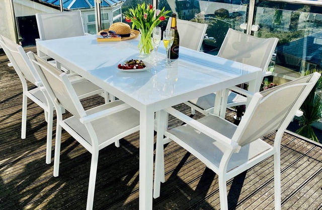 Fabulous 4 bedroom holiday home with sea views, only a short walk from the beach