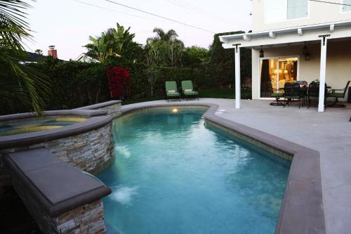 Fabulous 6 bedroom (3 master suites), 4 bath pool w/Jacuzzi home