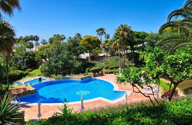 Fabuleux appartement à "Elviria Hills", avec vue mer, piscine partagée et Wi-Fi.