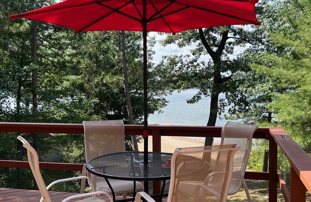 Fabulous Beach House on All Sports Lake Sapphire! Sleeps 12 and Parking for 12!