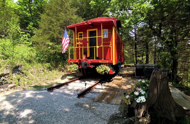 Fabulous Caboose Cabin in charming Eureka Springs