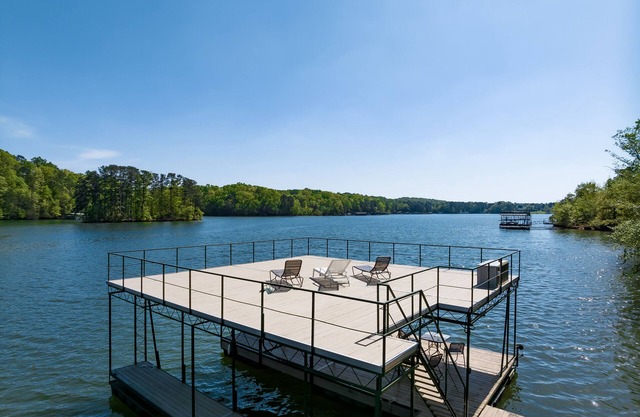 Beau 5 BR / 4. 5 BA Lake maison avec cuisine extérieure et anneau de feu en pierre