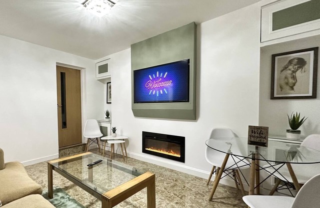 Fabulous Fiery Flat w/ body shower - Tylorstown