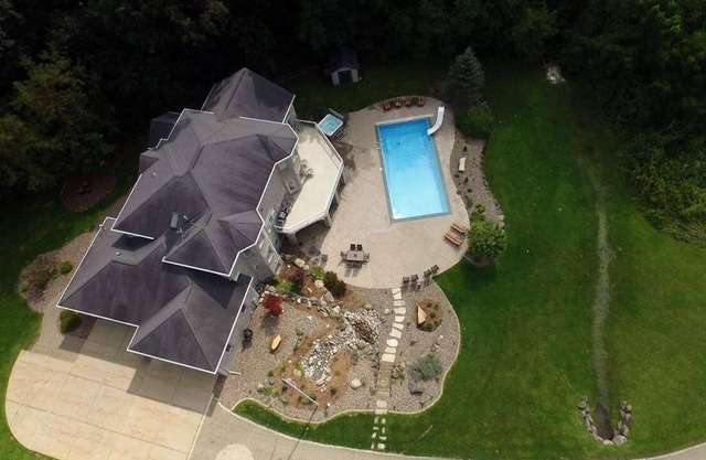 Fabulous home backing up to Ice Age Park and Tyrol Basin Skiing