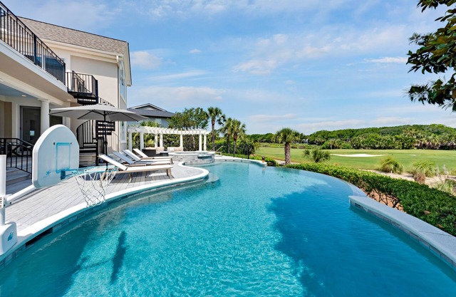 Private Infinity Pool! Golf & Ocean Views! Luxe et confort! Promenade à la plage!