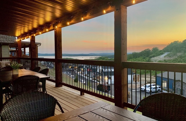 Mossy Rock Lodge à Chateau Cove! Vue sur le lac! Table de billard, foyer, BRAND NEW!