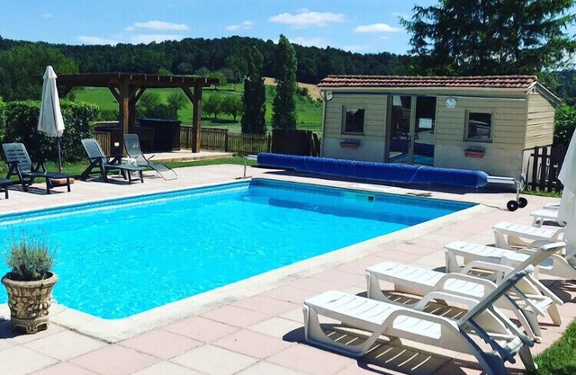 Charmante propriété individuelle de 2 chambres nr Brantôme avec piscine chauffée et sauna