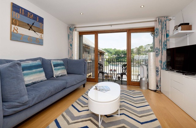Fabulous modern apartment for 4 with parking, close to the town centre.
