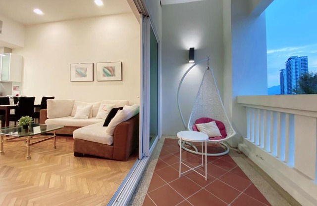 Fabulous Modern MarinaSuite with Pool View at StraitQuay by The Sea