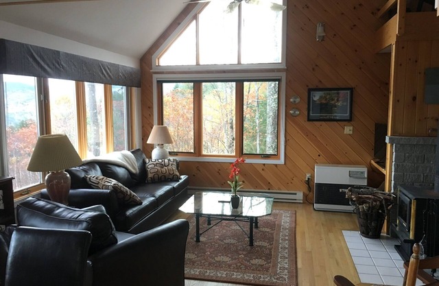 Superbes vues panoramiques sur 3 niveaux dans une belle maison! Accès piscines / Rec ctr