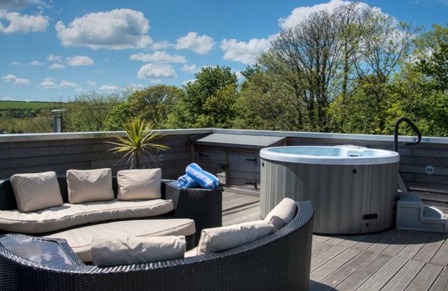 Propriété fabuleuse avec grande terrasse sur le toit, accessible par un escalier en colimaçon, offre une vue panoramique