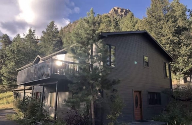 5 bedrooms 3 bath close to RMNP and downtown- sleeps up to 14!