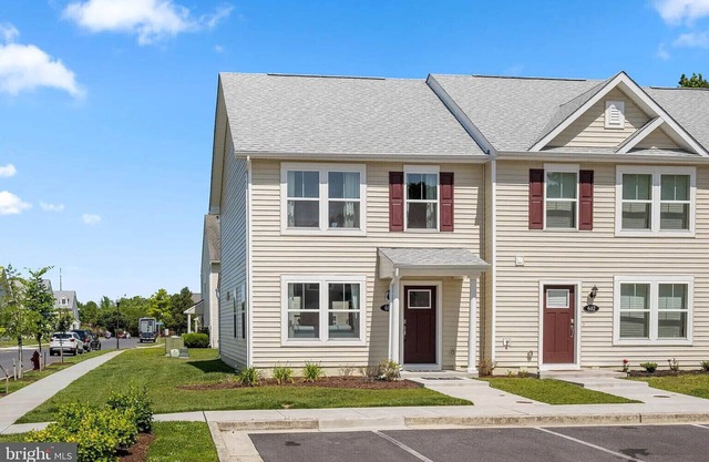 Fabulous townhome in a safe community in Cambridge