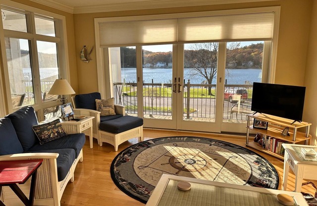 Fabulous Deux-Bedroom Condo In The Heart Of Downtown Pentwater, Michigan
