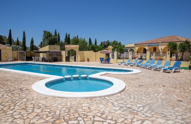 Fabuleuse villa avec grande piscine privée, court de tennis et salle de jeux, immense jardin