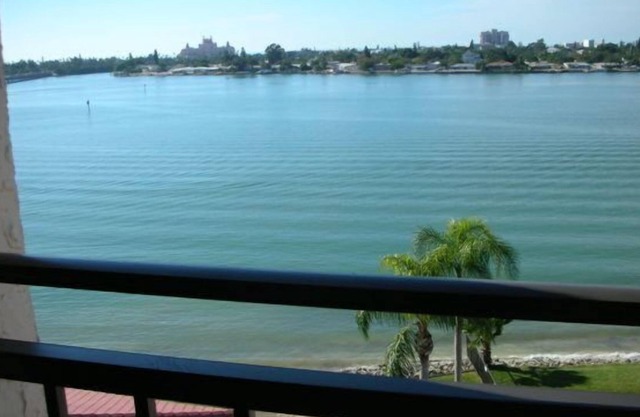 FABULOUS WATERFRONT CONDO WITH PENTHOUSE VIEW!