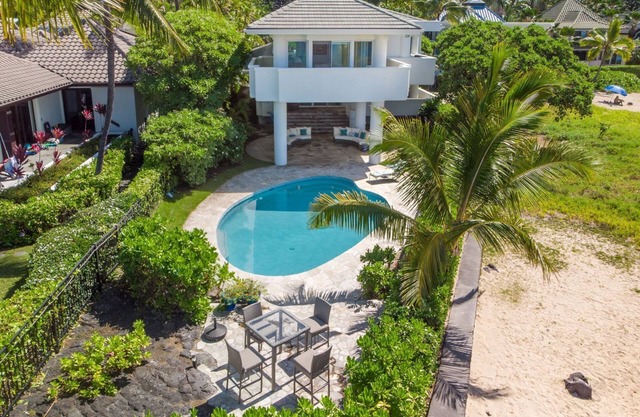 Fabulous Waterfront Modern Home on the Keiki Beach, Walking Distance to Town