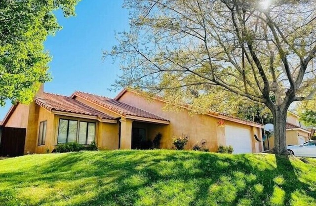 Fabulous West Palmdale home centrally located 🏡🌸