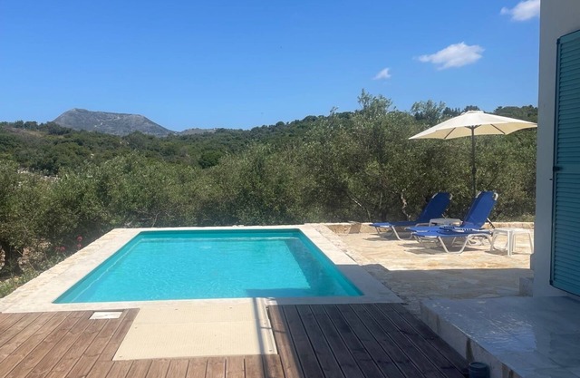 Face a la mer, au calme, piscine privée dans un ecrin d'oliviers