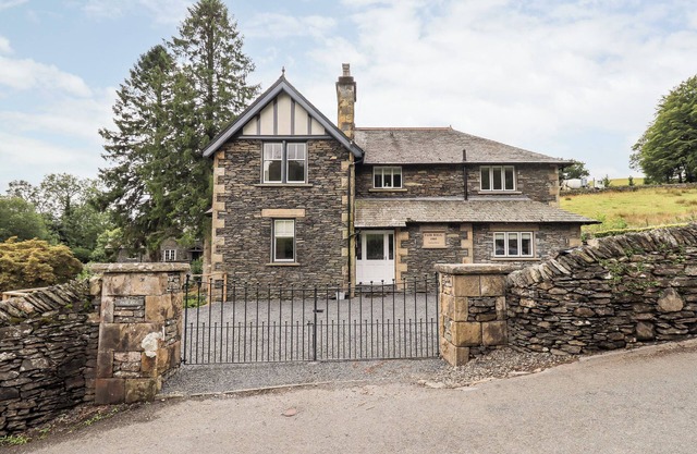 FAIR RIGG, family friendly, with open fire in Sawrey