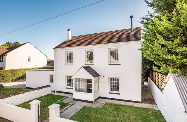 FAIR VIEW, pet friendly, character holiday cottage in St Mawes