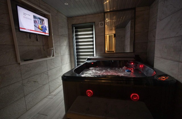 Chic London Studio w/ Jacuzzi - Cozy Haven