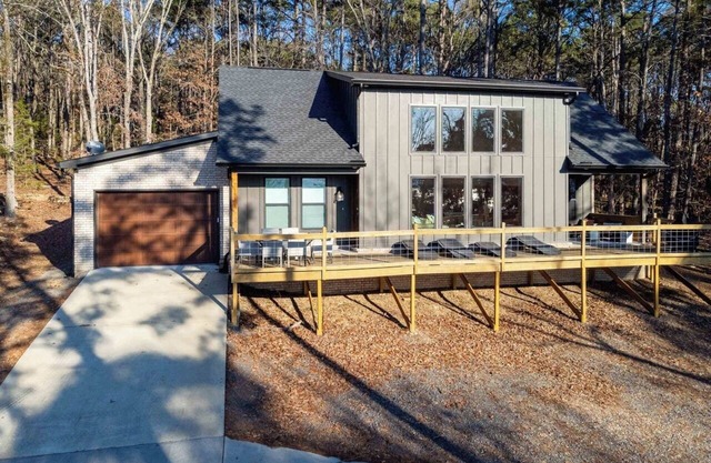 Lakeview 4-Bedroom Cabin, Sleeps 12 in Fairfield Bay