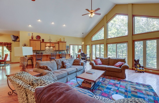 Fairfield Bay Retreat w/ Fireplaces & Lake Access