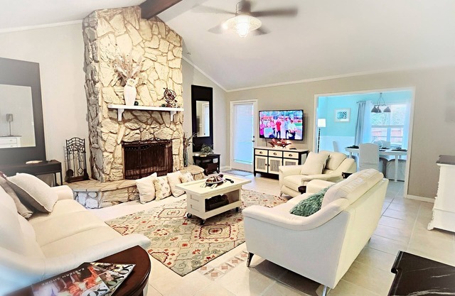 FAIRHOPE, DAPHNE, DT MOBILE & BEACHES! DAY SPA, POOLS, GOLF,& MASSAGE CHAIR INCL