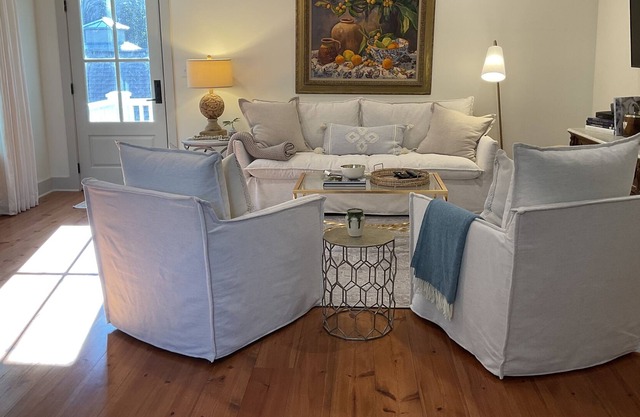 Fairhope’s finest! New carriage house, 3 minute walk to bay!