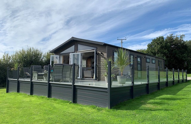 FAIRVIEW LODGE, pet friendly, luxury holiday cottage in Pwllheli
