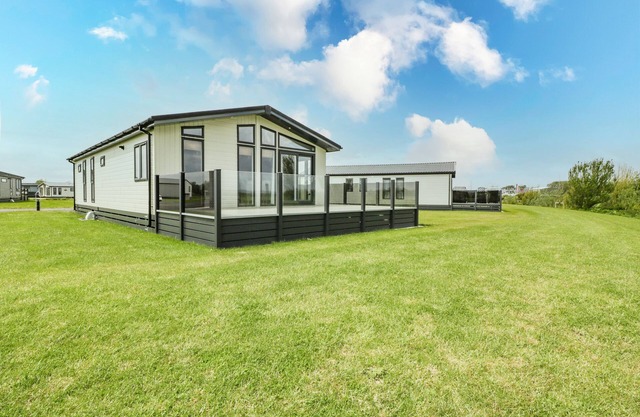 FAIRWAY VIEW 24, pet friendly, country holiday cottage in Brean
